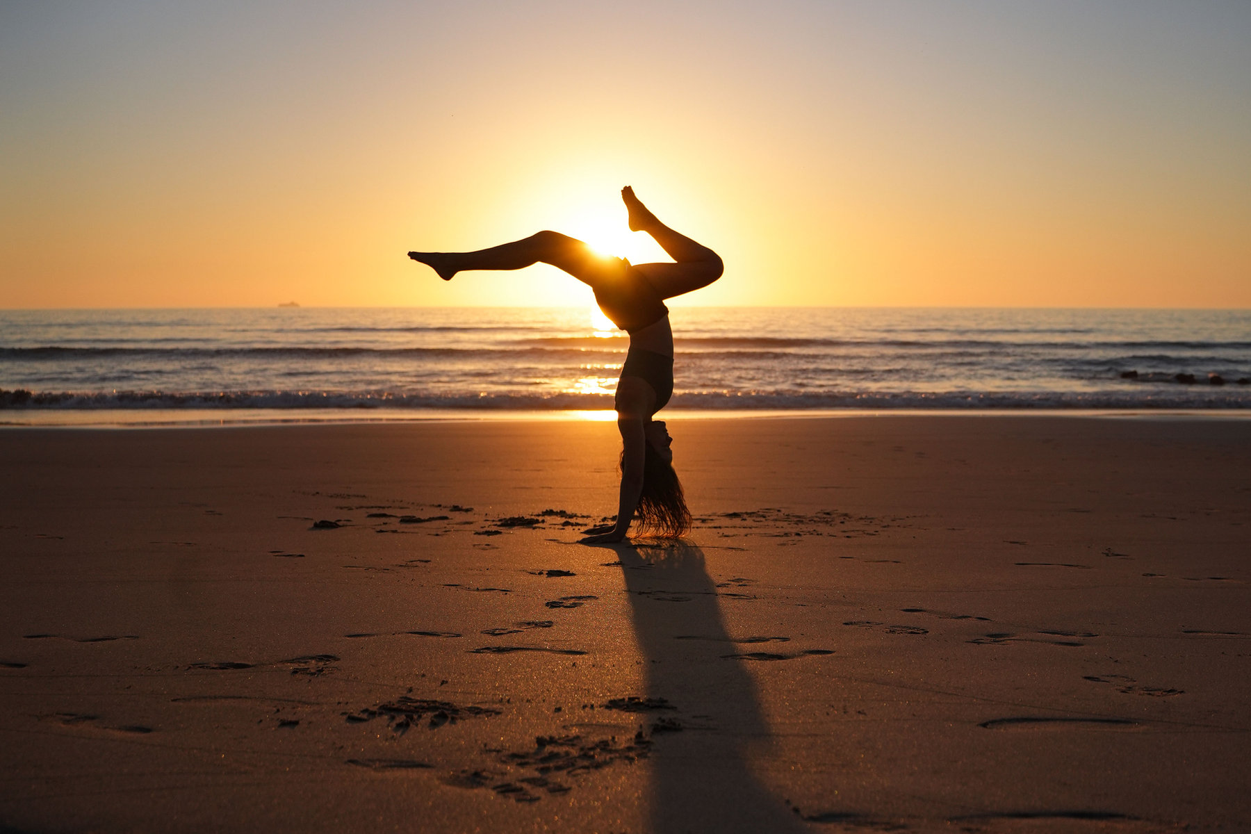 Handstand im letzten Licht