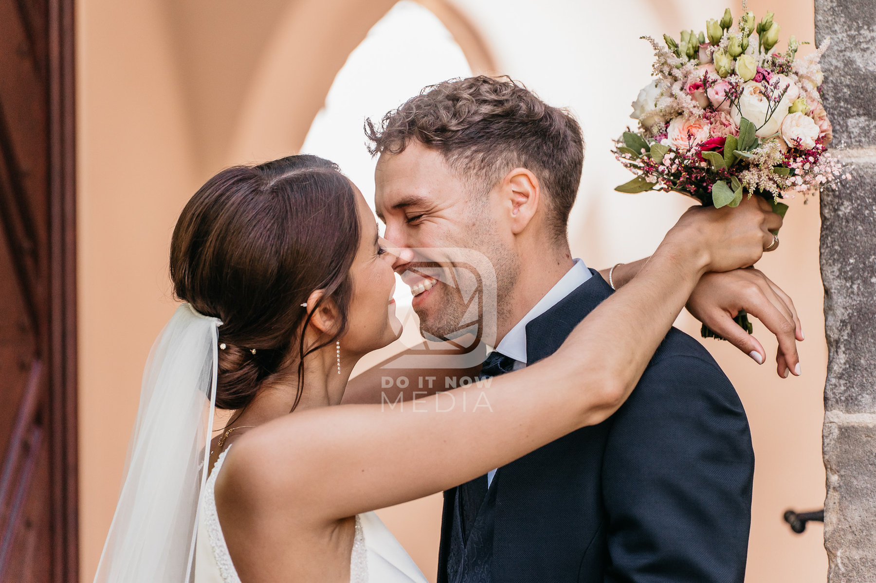 Ein Hochzeitspaar vor einem Eingang